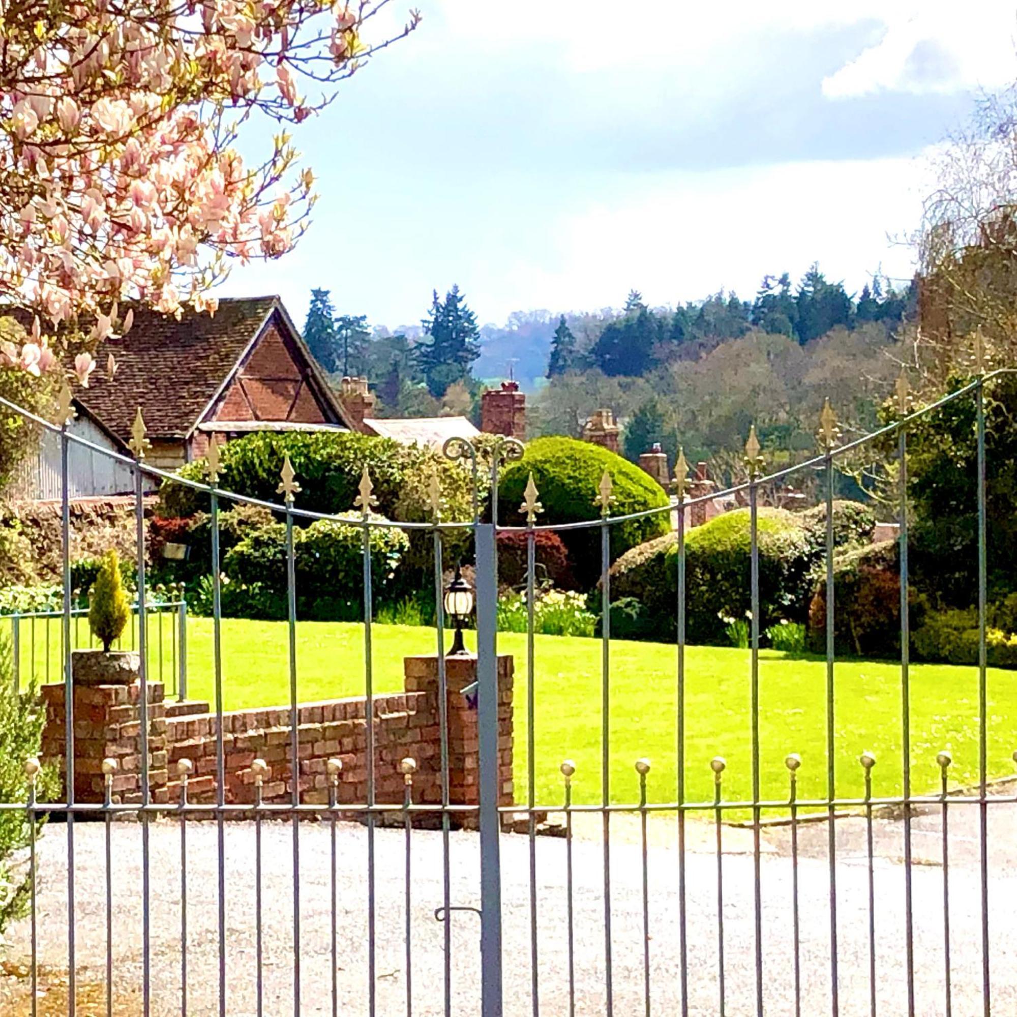 Flower Cottage By Ludlow Castle With Onsite Parking Екстериор снимка