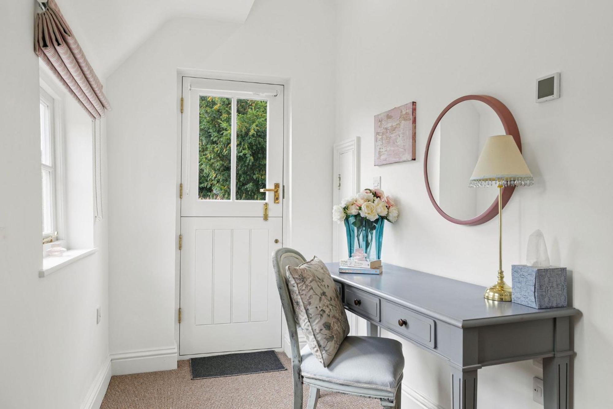 Flower Cottage By Ludlow Castle With Onsite Parking Екстериор снимка